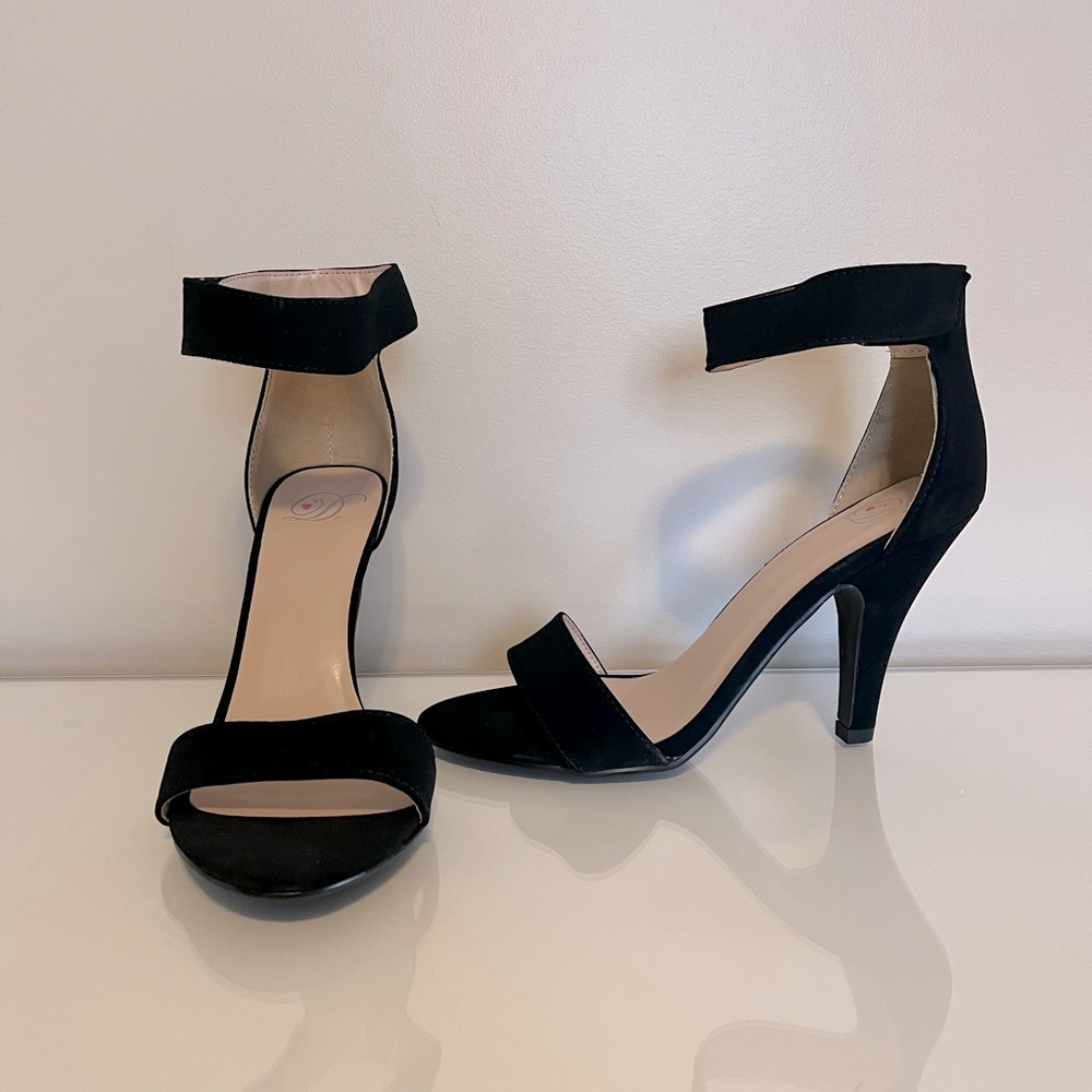 Size 8 black heeled sandal